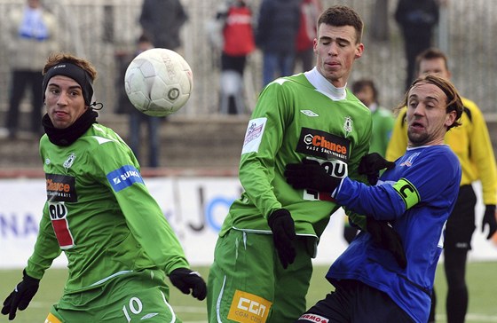 SOUBOJ. Ústecký záloník Mario Lamei se bhem utkání Tipsport ligy pokouí dostat k míi pes Milana Vukovie a Tomáe Jablonského z Jablonce.