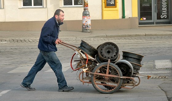 Mui se snaili stráníkm namluvit, e elezo nali. Ilustraní snímek