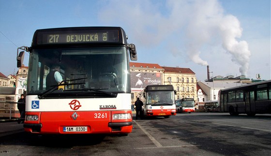 Autobusm zamrzá nafta na topení. (Ilustraní snímek)