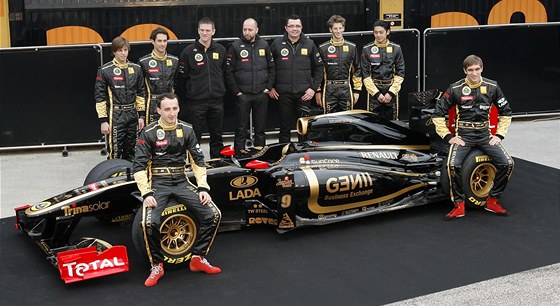 Pi pedstavení nového monopostu týmu Lotus Renault GP se ve Valencii objevila kompletní jezdecká sestava stáje vetn testovacích jezdc. Zcela vlevo stojí Jan Charouz.