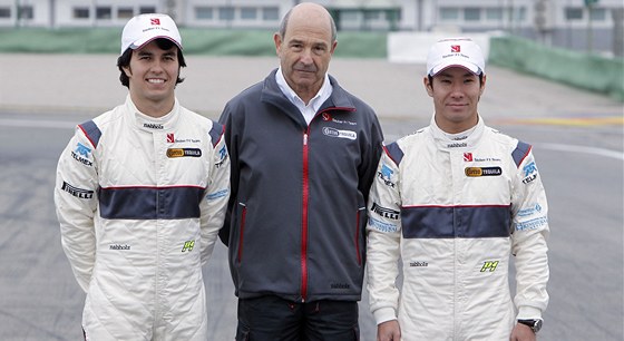 Kamuj Kobajaiho (vpravo), Peter Sauber a Sergio Pérez ve Valencii pi pedstavení nového monopostu týmu Sauber.