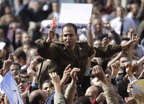 V centru Káhiry demonstrují proti prezidentu Mubarakovi tisíce lidí (31. ledna 2011)
