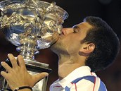 Novak Djokovi lb trofej pro ampiona Australian Open