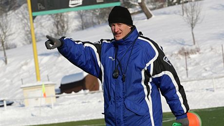 POHYB. I při střeleckém tréninku na umělém trávníku nutí kouč Marek Kalivoda zlínské fotbalisty k maximální rychlosti. Za nepřesnou střelbu v závěru navíc hráče čekalo trestných dvacet kliků. POHYB. I při střeleckém tréninku na umělém trávníku nutí kouč Marek Kalivoda zlínské fotbalisty k maximální rychlosti. Za nepřesnou střelbu v závěru navíc hráče čekalo trestných dvacet kliků.
