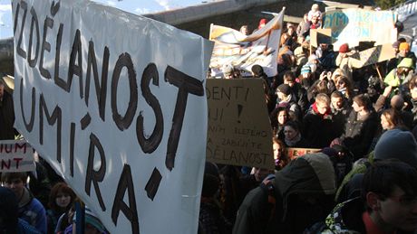 V Liberci protestovali studenti gymnázií z Mimon a Frýdlantu proti ruení jejich kol