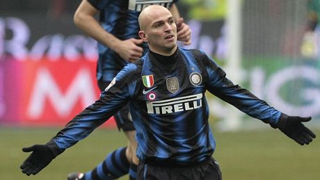 CO SE DJE? Esteban Cambiasso z Interu Milán se diví verdiktu rozhodího bhem utkání s Palermem.