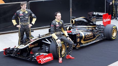 Robert Kubica a Vitalij Petrov pi pedstavení nového monopostu týmu Lotus Renault GP. 