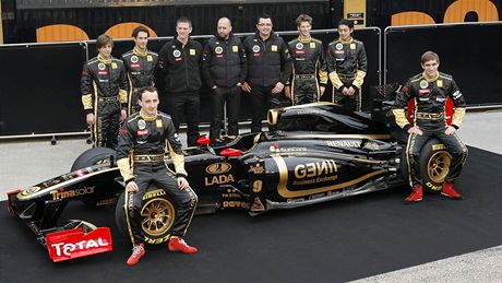 Pi pedstavení nového monopostu týmu Lotus Renault GP se ve Valencii objevila kompletní jezdecká sestava stáje vetn testovacích jezdc. Zcela vlevo stojí Jan Charouz.