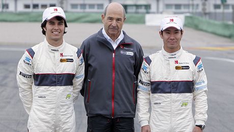 Kamuj Kobajašiho (vpravo), Peter Sauber a Sergio Pérez ve Valencii při představení nového monopostu týmu Sauber. Kamuj Kobajašiho (vpravo), Peter Sauber a Sergio Pérez ve Valencii při představení nového monopostu týmu Sauber.