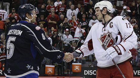 Kapitání tým Nicklas Lidström (vlevo) a Eric Staal se zdraví.