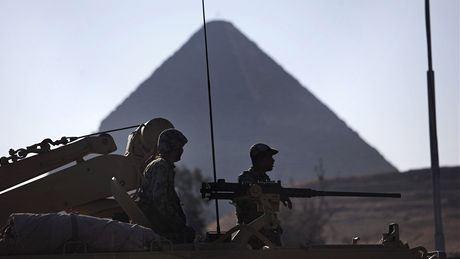 Egypttí vojáci steí i pyramidy v Gíze (31. ledna 2010)