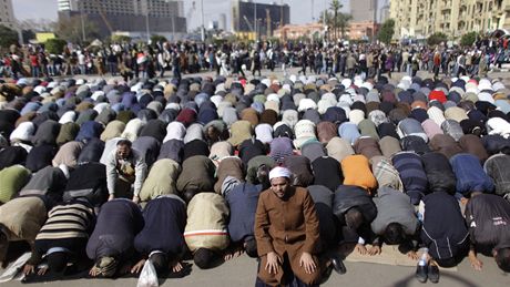 V centru Káhiry se pi demonstracích modlí tisíce lidí (31. ledna 2011)