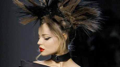Pehlídka haute couture J.-P. Gaultiera na jaro 2011
