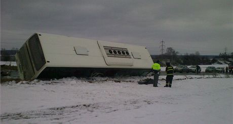 Po srce autobusu s kamionem zstal jeden mrtv.