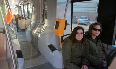 Nov tramvaj koda 15T ForCity na sv prvn jzd Prahou. (5. nora 2011)