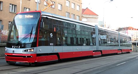 Nová tramvaj koda 15T ForCity na své první jízd Prahou. (5. února 2011)