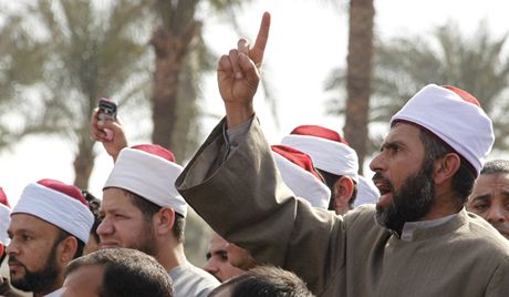 Klerici z khirsk univerzity al-Azhar demonstruj proti prezidentovi Mubarakovi (1.nora 2011)