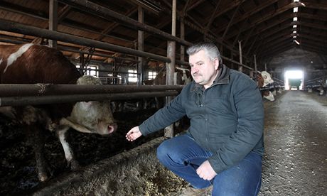 Petr Zgarba v dob, kdy nebyl poslancem, dohlíí na chod své farmy. A mimo jiné pobíral tdrý plat od D Cargo za studie, které ani nestihl odevzdat.