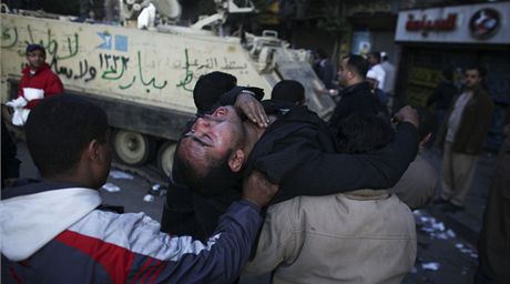 Protesty v Káhie perostly v krvavé nepokoje (2. února 2011)