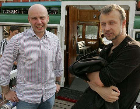 Miroslav Balatík (vlevo) a jeho brnnský literární druh ve zbrani, nakladatel a spisovatel Martin Reiner; erven 2010