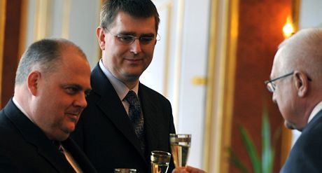 Prezident jmenoval Pavla eábka (vlevo) a Luboe Lízala (uprosted) novými leny bankovní rady NB.