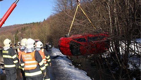 Hasii vyproují auto, které se pevrátilo do koryta eky.