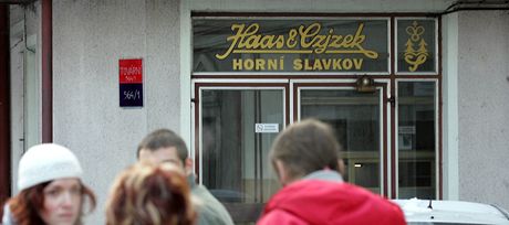 Lidé proputní z porcelánky v Horním Slavkov nedostali výplatu za leden.