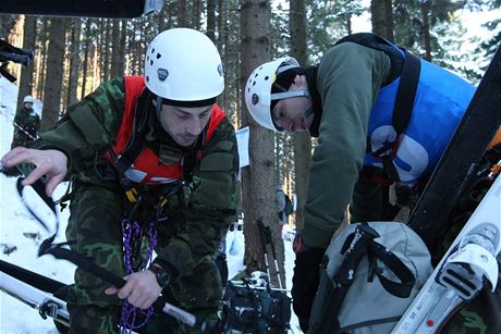 astnci 17. ronku mezinrodnho extrmnho zvodu tlennch vojenskch hldek Winter Survival 2011.