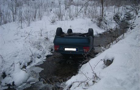 Auto zstalo po nehod nedaleko Loun nad Desnou na umpersku pevrcen v ece.