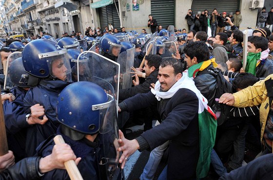 Stety protivládních demonstrant s alírskou policií (22. ledna 2011)
