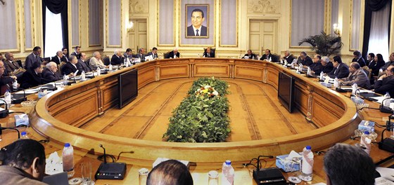 Jednání Mubarakova reimu s opozicí, v ele viceprezident Umara Sulajmán (6....