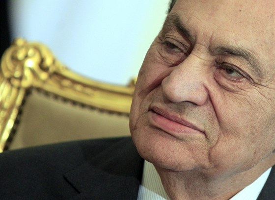 Egyptský prezident Husní Mubarak se 8. února 2011 poprvé od zaátku protest ukázal ped zahraniními novinái, setkal se s ministrem zahraniních vcí SAE.