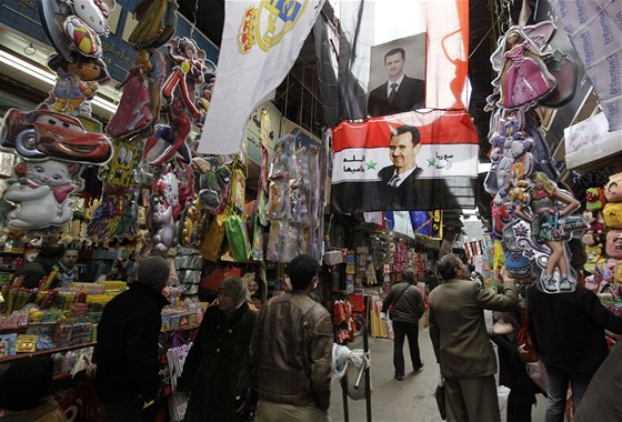 Na trhu v Damaku seenete i syrskou vlajku s portrétem prezidenta (4. února 2011)