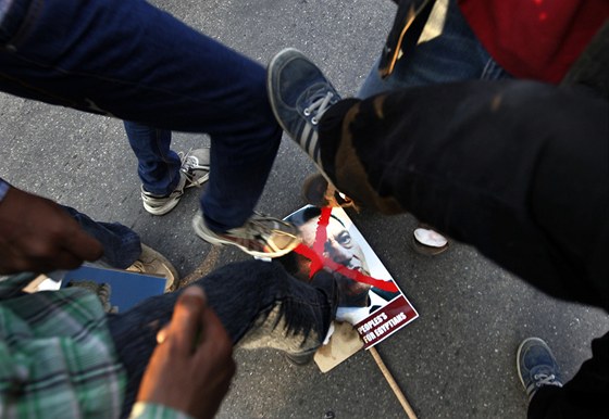 V Egypt pokraují demonstrace proti prezdientu Husnímu Mubarakovi (2. února 2011)