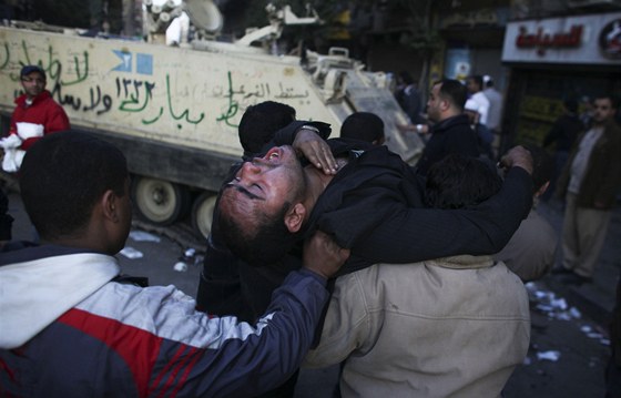 Protesty v Káhie perostly v krvavé nepokoje (2. února 2011)