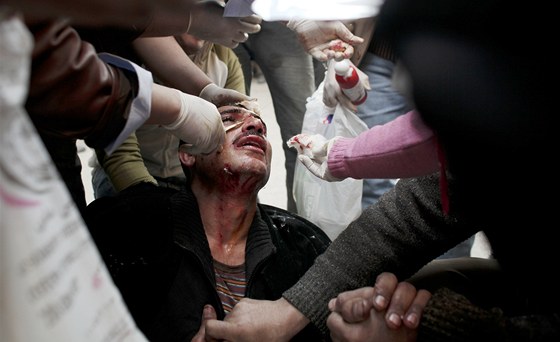 Káhirou se íí strach z policisty, který míí demonstrantm na oi. Ilustraní