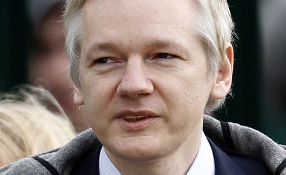 Julian Assange ped soudní budovou v Londýn (7. února 2011) 