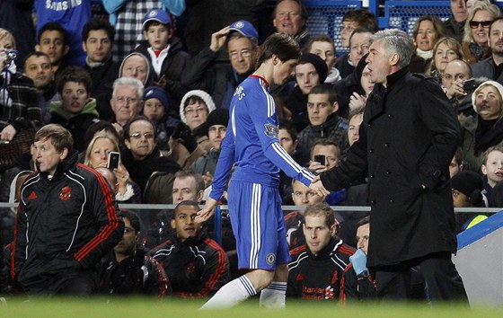 NEPODAENÁ PREMIÉRA. Fernando Torres, nová posila Chelsea, si pi odchodu do kabiny podává ruku s manaerem Carlem Ancelottim