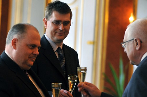 Prezident jmenoval Pavla eábka (vlevo) a Luboe Lízala (uprosted) novými leny bankovní rady NB.