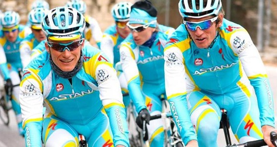 SPOLEN V ASTAN. Alexander Vinokurov (vlevo) jet jako aktivní cyklista. Vedle nj Roman Kreuziger.