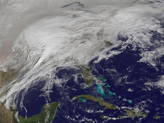 Snhová boue nad USA, jak ji zachytila na satelitním snímku NASA/NOAA (1. února 2011)