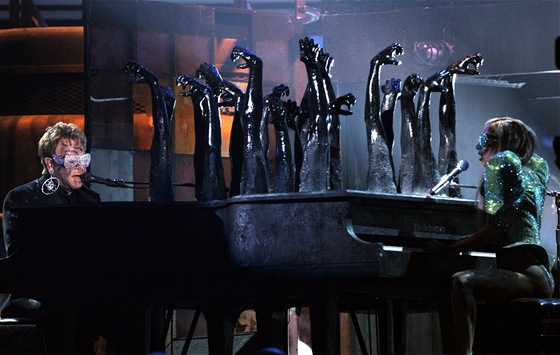 Lady Gaga a Elton John spolen vystoupili na pedávání cen Grammy 2010