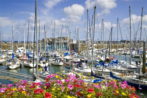 Jachty zakotvené v pístavu St. Peter na východním pobeí ostrova Guernsey. Ilustraní foto