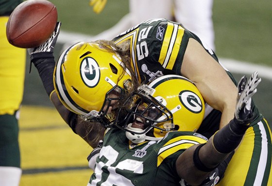 TOUCHDOWN! Nick Collins (. 36) z vítzného týmu Green Bay oslavuje svj touchdown v zápase o Super Bowl v objetí spoluhráe Claye Matthewse.