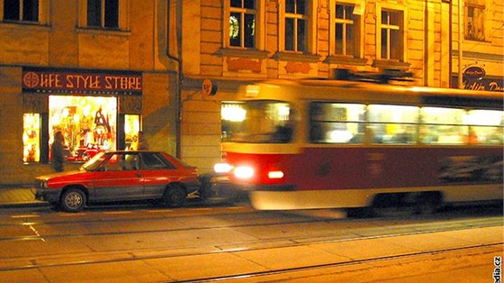 Poet cestujících v noních tramvajích klesl. tvrtina lidí toti vyuívá prodlouený provoz metra. Ilustraní foto