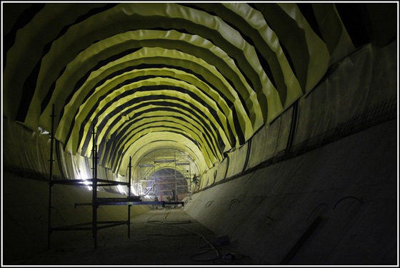 Tunel Blanka - Izolace ventilaního tunelu jet ped svaením. To je nutno...