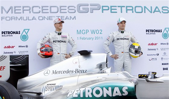 Nico Rosberg (vpravo) a Michael Schumacher (vlevo)pedstavení nové formule Mercedes.
