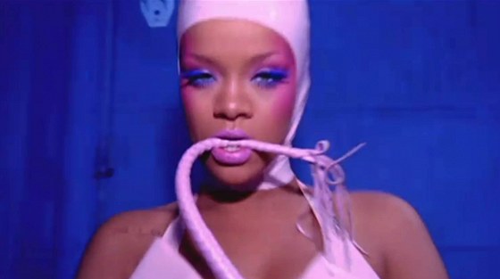 Rihanna jako domina v klipu S&M