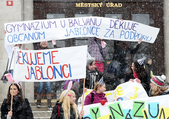 áci jabloneckého gymnázia U Balvanu protestují proti ruení své koly. (3. února 2011)