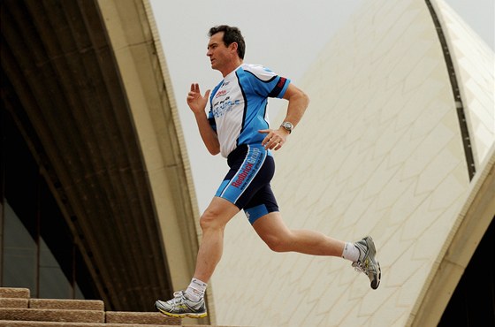 Ultramaratonec Pat Farmer bí kolem budovy opery v Sydney.